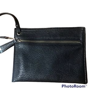Black Creamy Zip Side Wristlet
